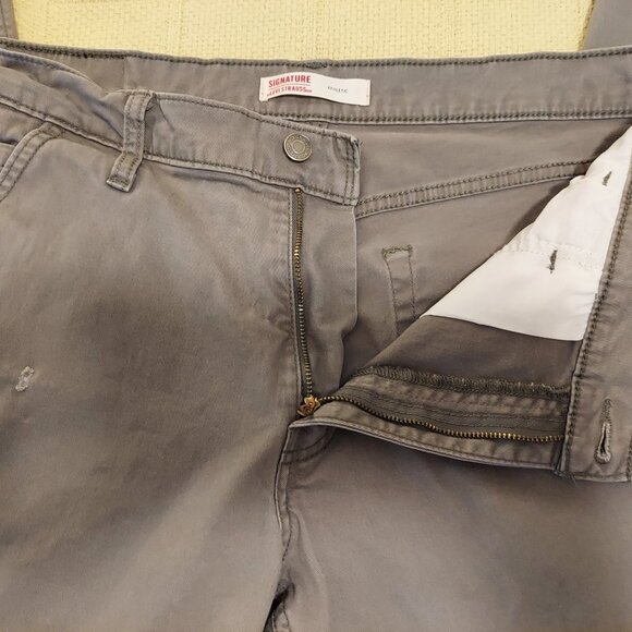 SALE! Pre-Loved Men's Signature Levi Strauss Pants- 34/32 - Picture 7 of 8